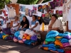 Γυναίκες από τα γειτονικά χωριά απλώνουν την πραμάτεια τους προς πώληση στην κεντρική πλατεία