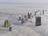 19. Η θέα από το ψηλότερο κτήριο στον κόσμο, το Burj Khalifa, στο Ντουμπάι εν μέσω ομίχλης.